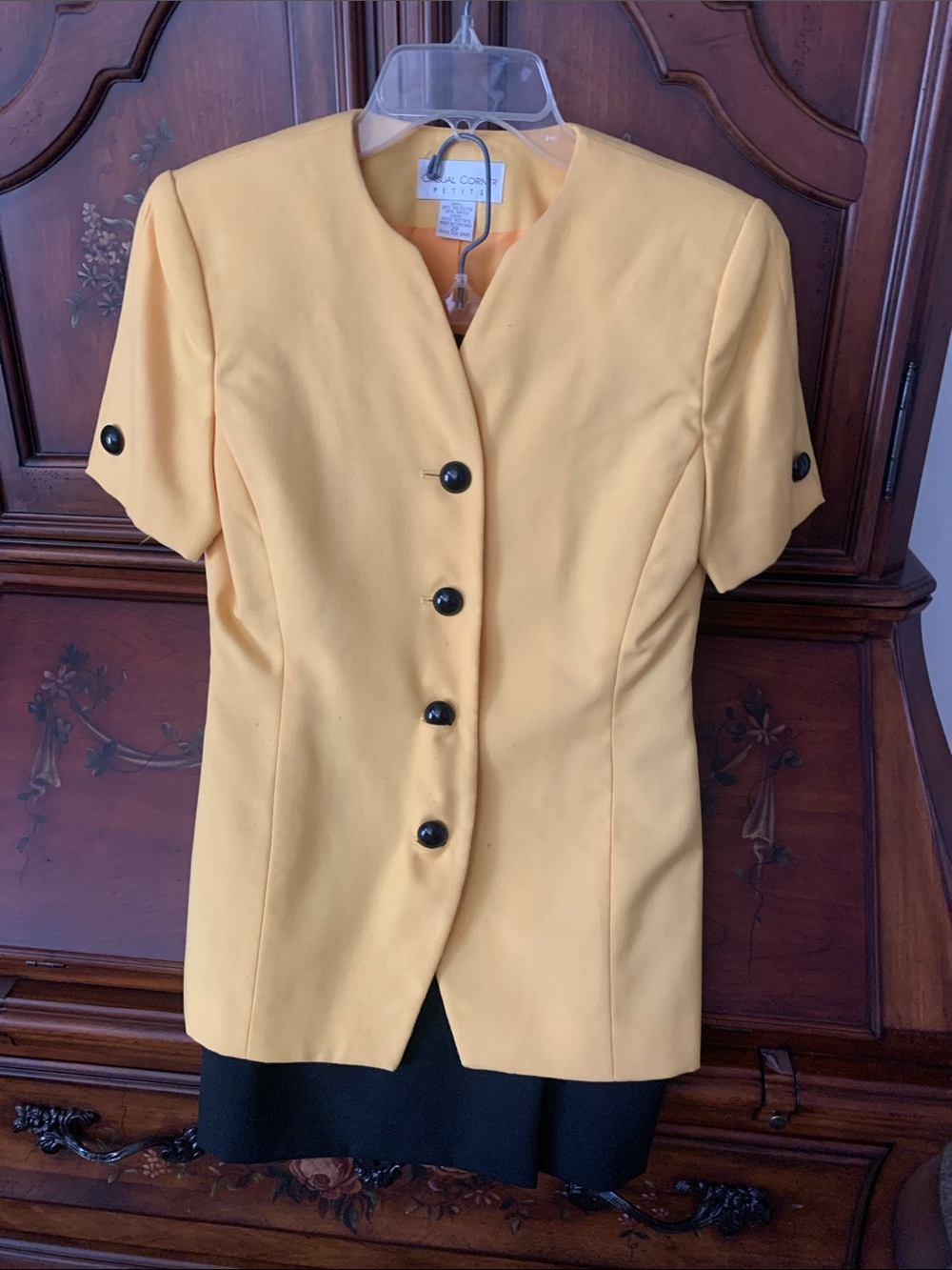 Casual Corner Yellow Short-Sleeve Suit Jacket with Black Buttons